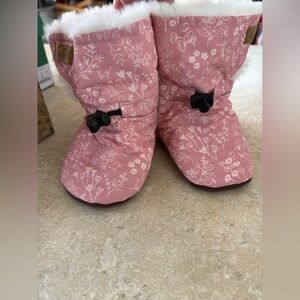 jan and jul stay/put winter boots praire flower in box 3-12 M New